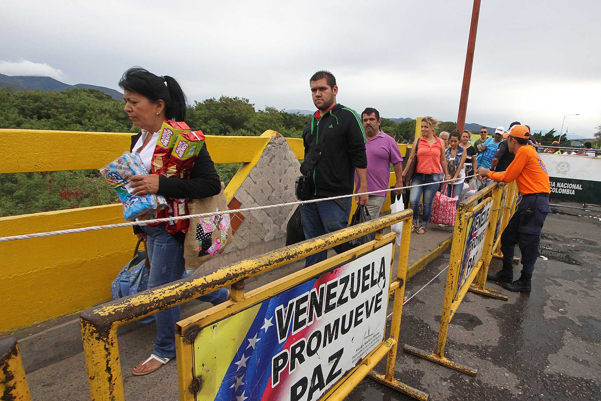 Venezolanos emigran a otros países de la región (AFP)