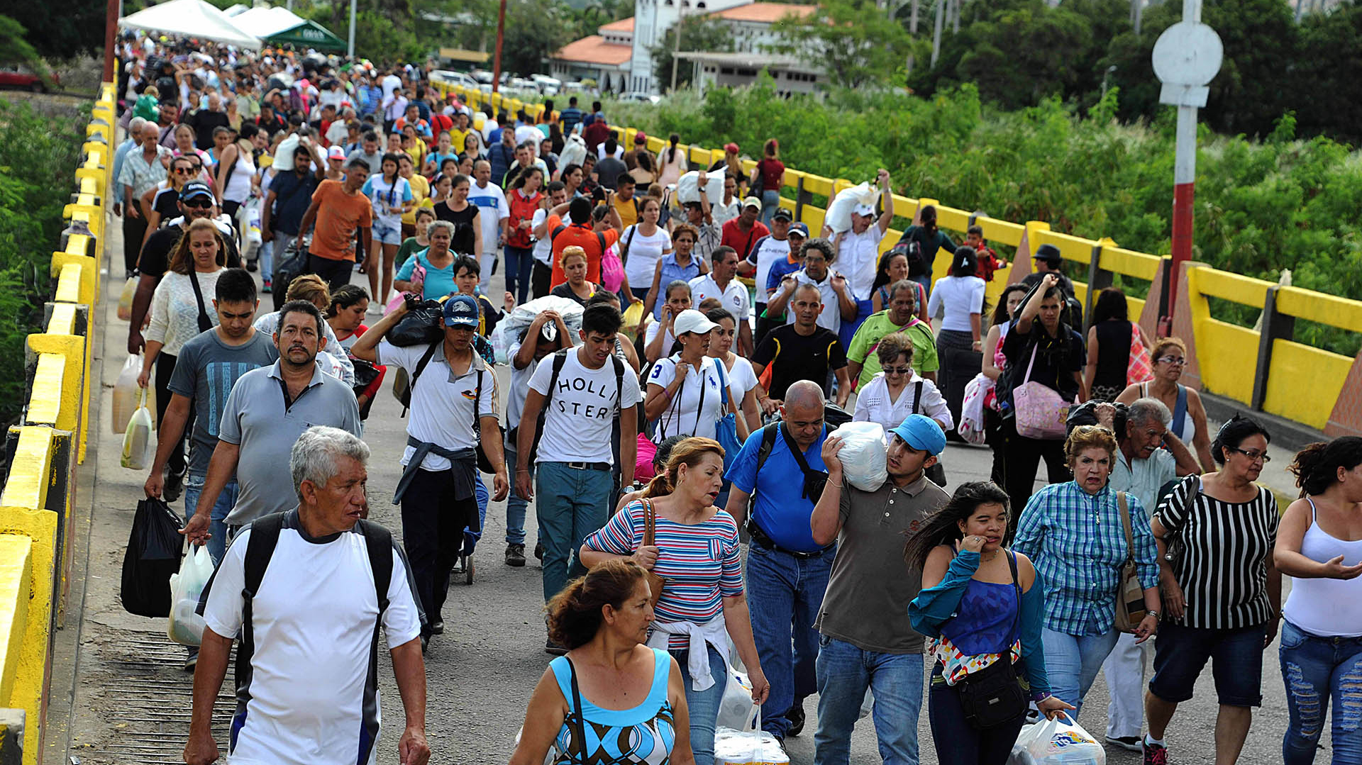 Venezolanos ingresando a Cúcuta, colombia (AFP)