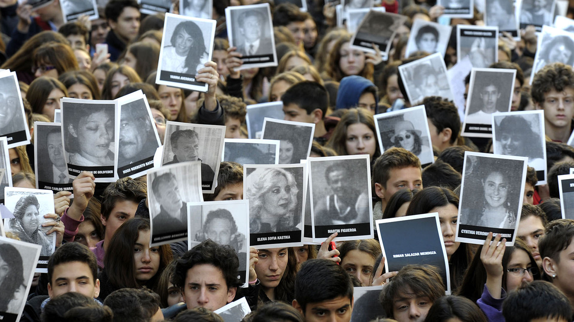 Bajo el lema “La memoria nos une” se honró la memoria de las 85 víctimas fatales del atentado, cuyos nombres fueron leídos luego del sonido de la sirena que se escuchó a las 9:53, hora exacta de la explosión que destruyó la sede de la AMIA (AFP)