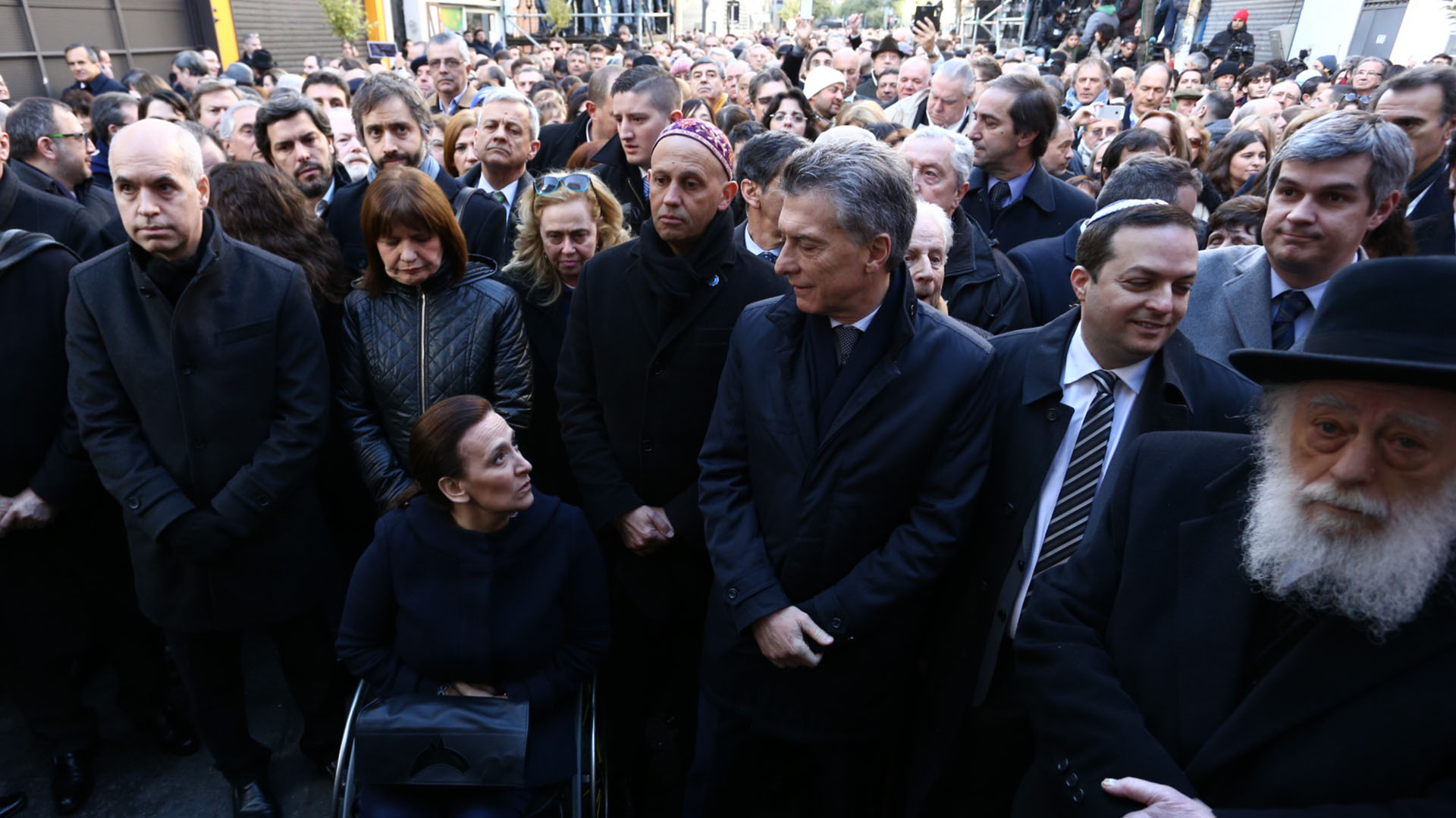 El jefe de gobierno porteño, Horacio Rodríguez Larreta, la ministra de Seguridad, Patricia Bullrich, la embajadora de Israel en Argentina Dorit Yavirt, el Rabino Bergman, la vicepresidente Gabriela Michetti, el presidente Mauricio Macri, el presidente de DAIA, Ariel Cohen Sabban y el rabino Samuel Levin (Infobae)