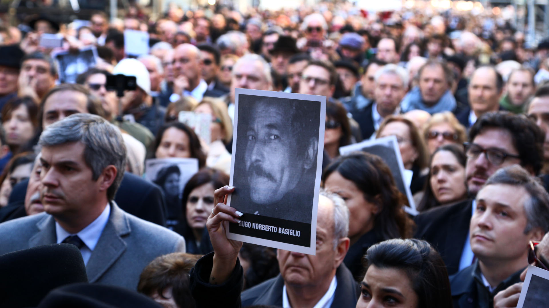 Al igual que ocurre de manera ininterrumpida desde el primer aniversario, en el acto central se reclamó por el esclarecimiento de la peor masacre terrorista ocurrida en el país y el enjuiciamiento y condena de todos los responsables del ataque (Infobae)
