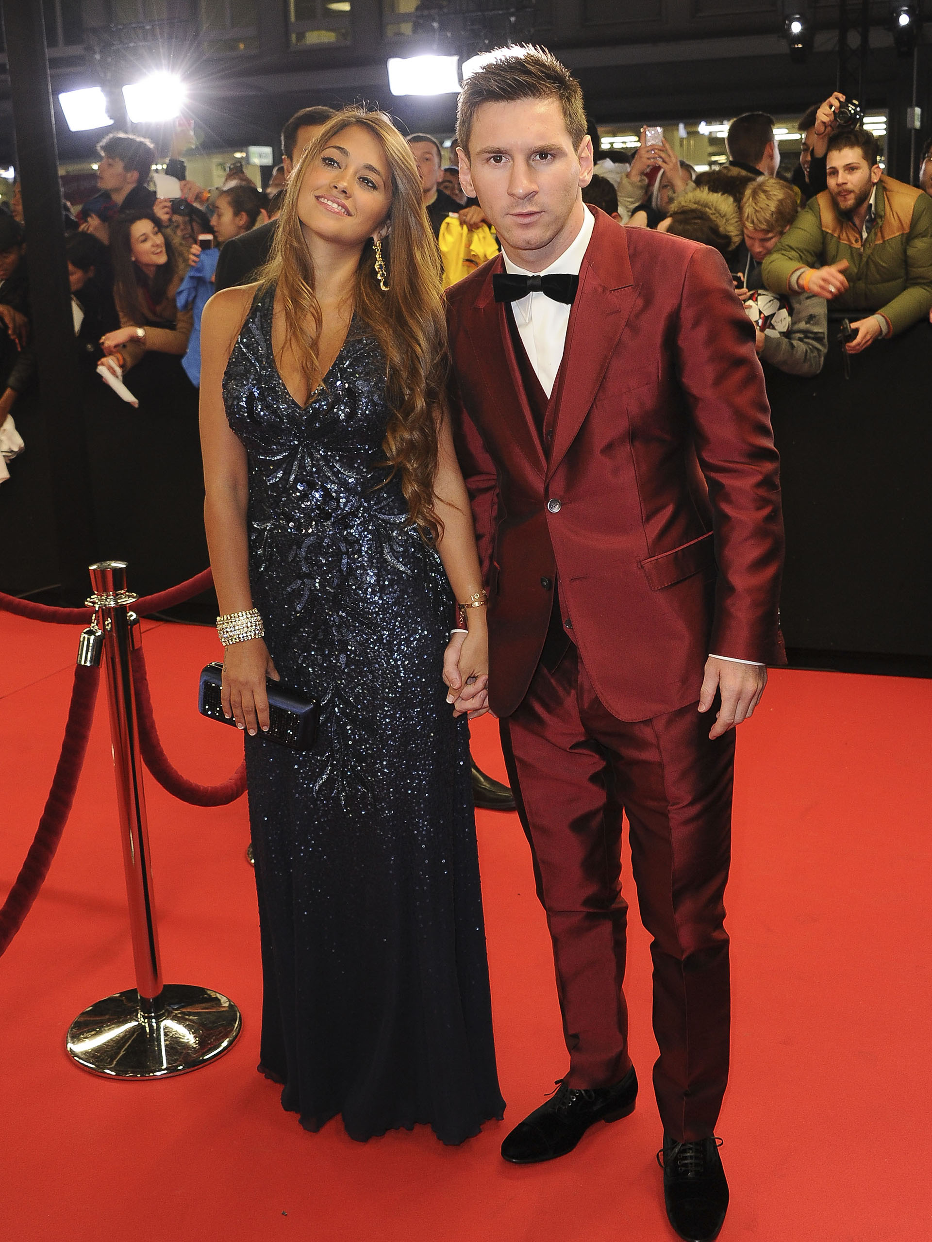 La alfombra roja de la gala del Balón de Oro de Zurich. Antonela deslumbró con el profundo escote de su elegante vestido negro de la firma Rosa Clará y él con un inconfundible Dolce & Gabbana (AP)