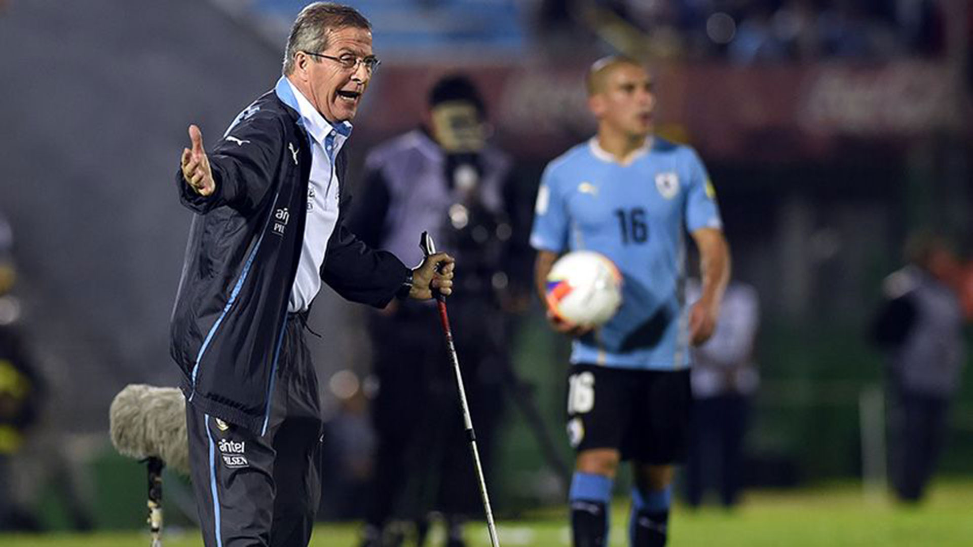 El entrenador se deja ver en cada partido con inconvenientes para trasladarse
