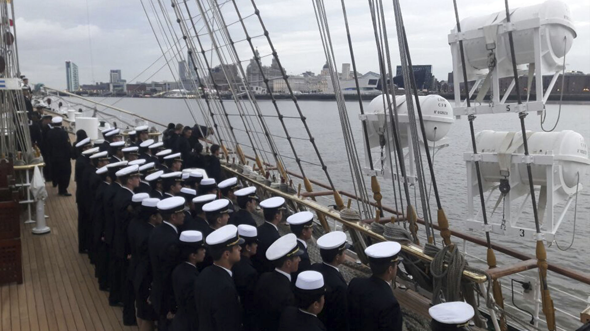La Fragata ARA Libertad volvió a un puerto inglés luego de 14 años (NA) (Presidencia de la Nación)