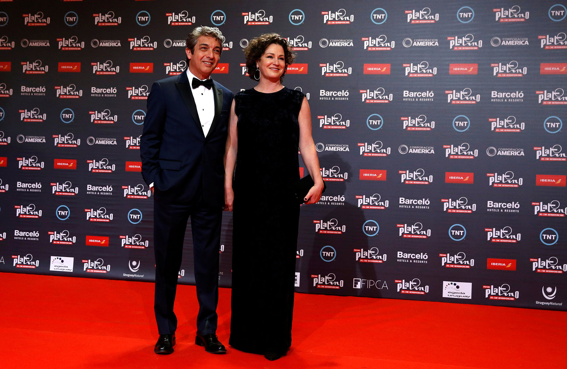 Ricardo Darín, quien recibió la distinción de honor de los premios Platino, junto a su esposa Florencia Bas