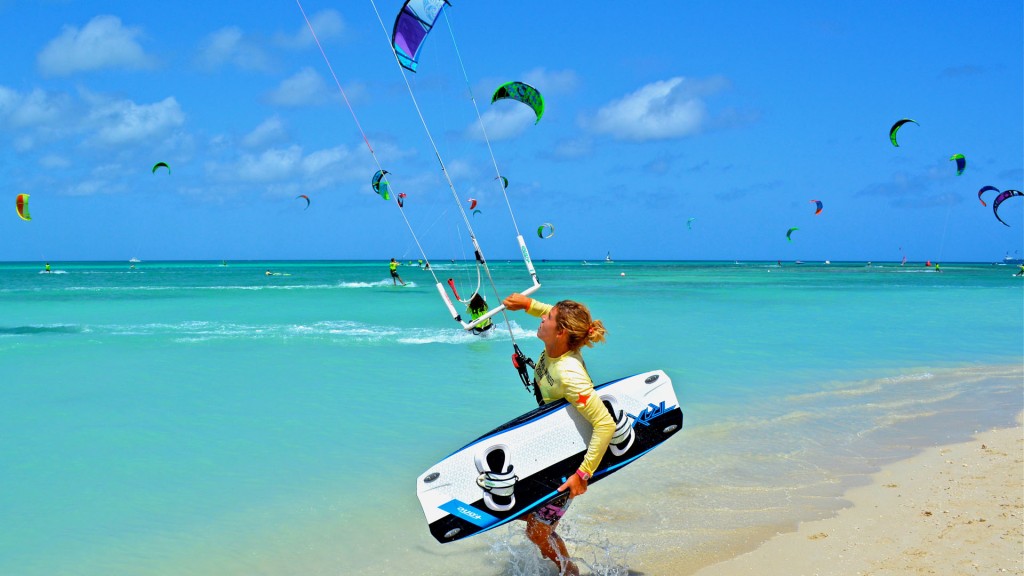 La isla ofrece todo tipo de deportes como el Kite Surfing