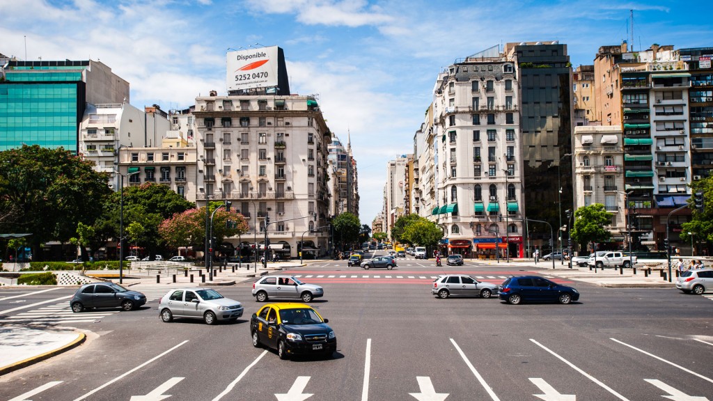 La mayoría de la gente busca vender y comprar en simultaneo (Shutterstock)