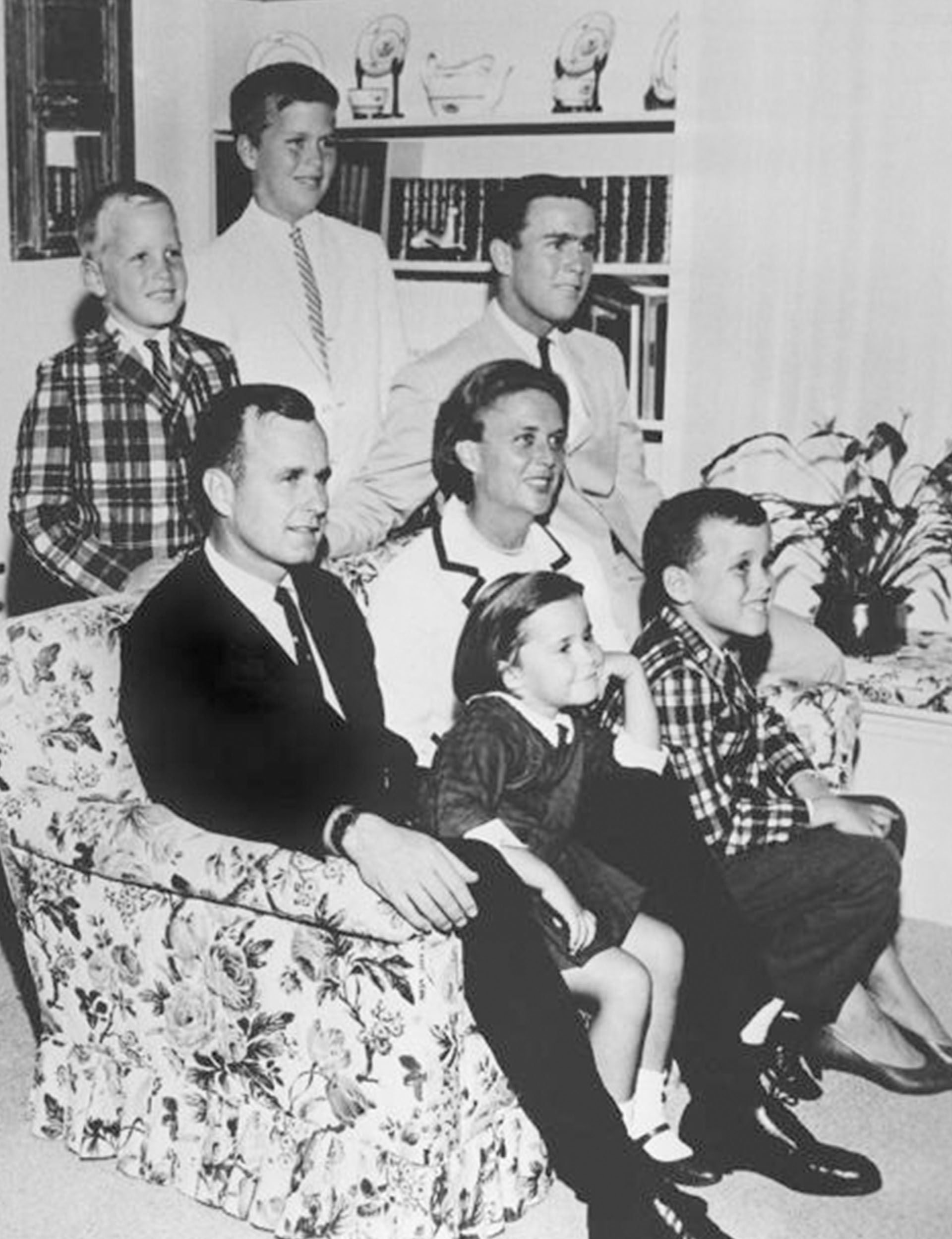 En 1964, Barbara Bush con su esposo y sus hijos George W. Bush, Neil, Jeb Bush, Marvin y Dorothy