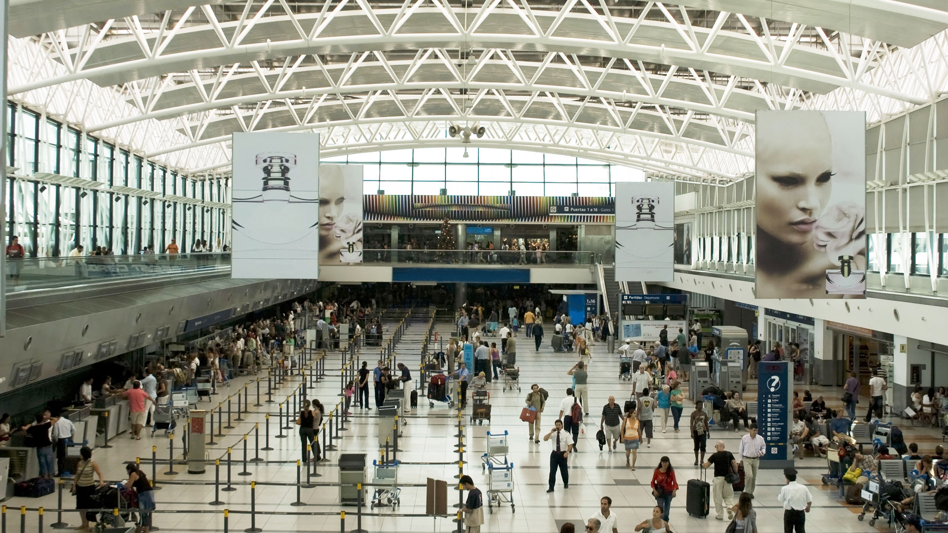 El Aeropuerto de Ezeiza registra más movimientos de argentinos que de extranjeros (Shutterstock)