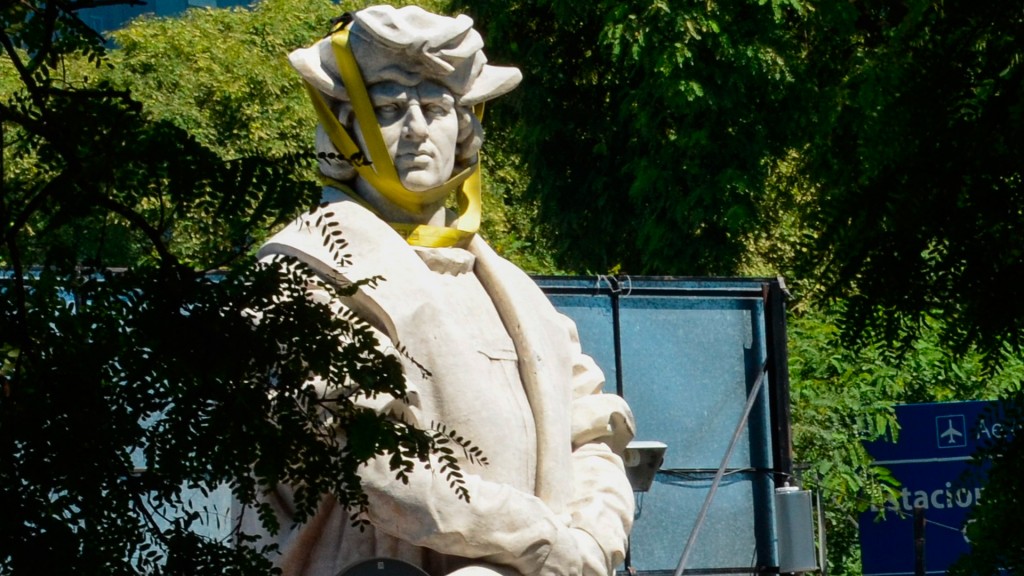 El monumento de Cristóbal Colón está desarmado y a la intemperie en un predio de la Costanera Norte.