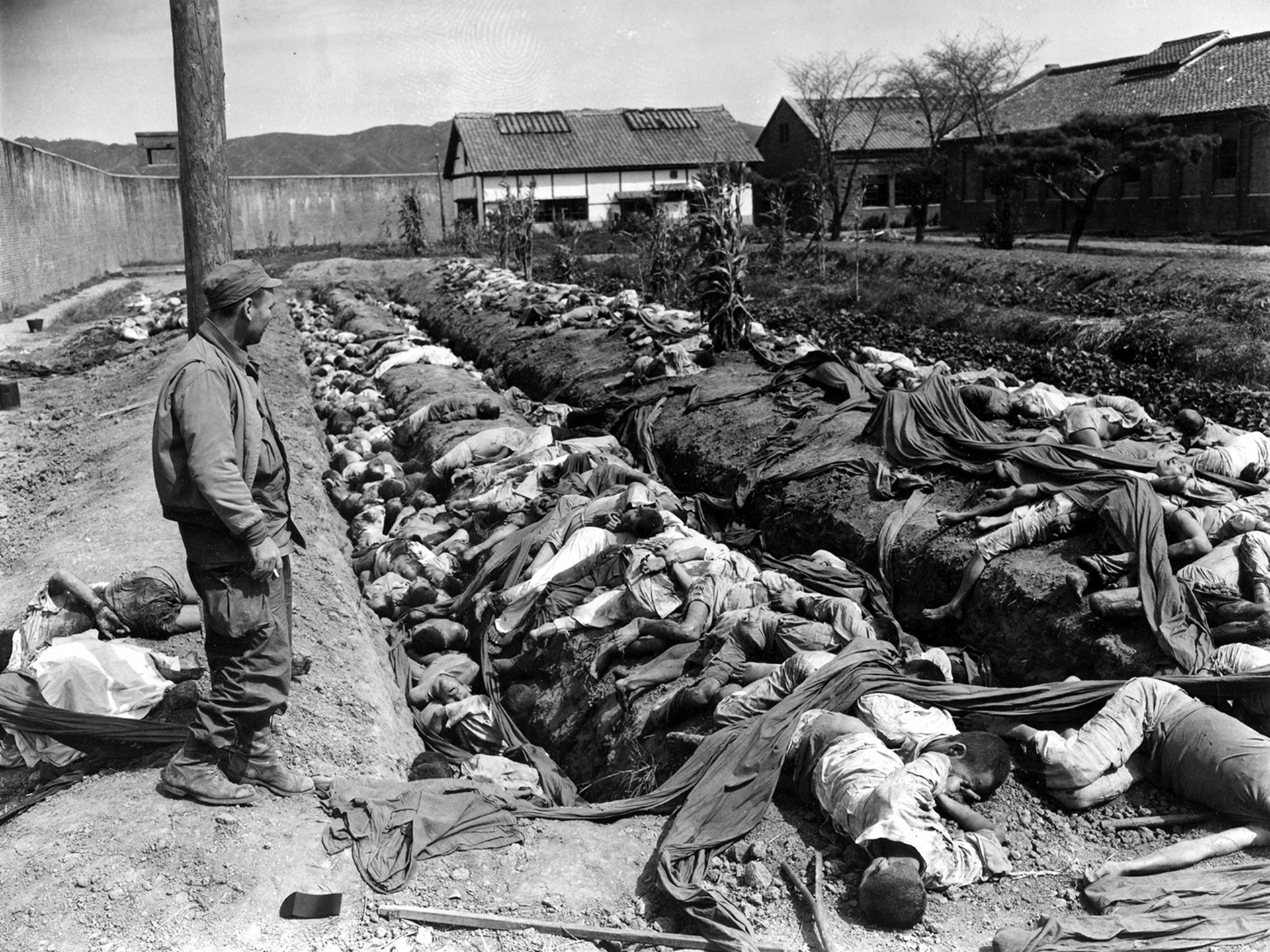 Una fosa común con 400 ciudadanos surcoreanos en el patio de la prisión de Taejon, asesinados por las tropas de Pyongyang (AP)