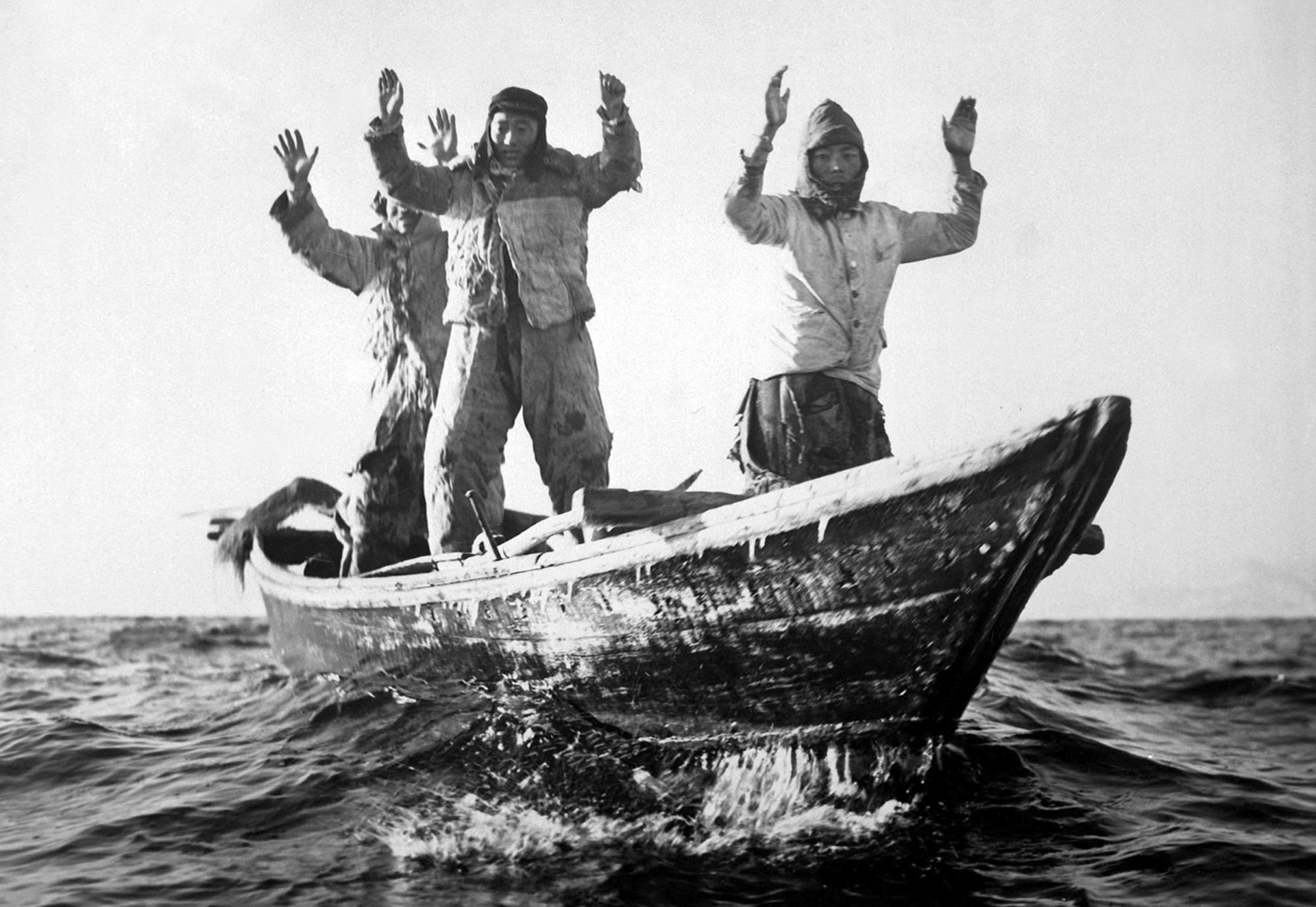 Tres comunistas coreanos en un barco de pesca son capturados por el USS Manchester frente a la costa de Corea el 10 de mayo de 1951 (Navy)