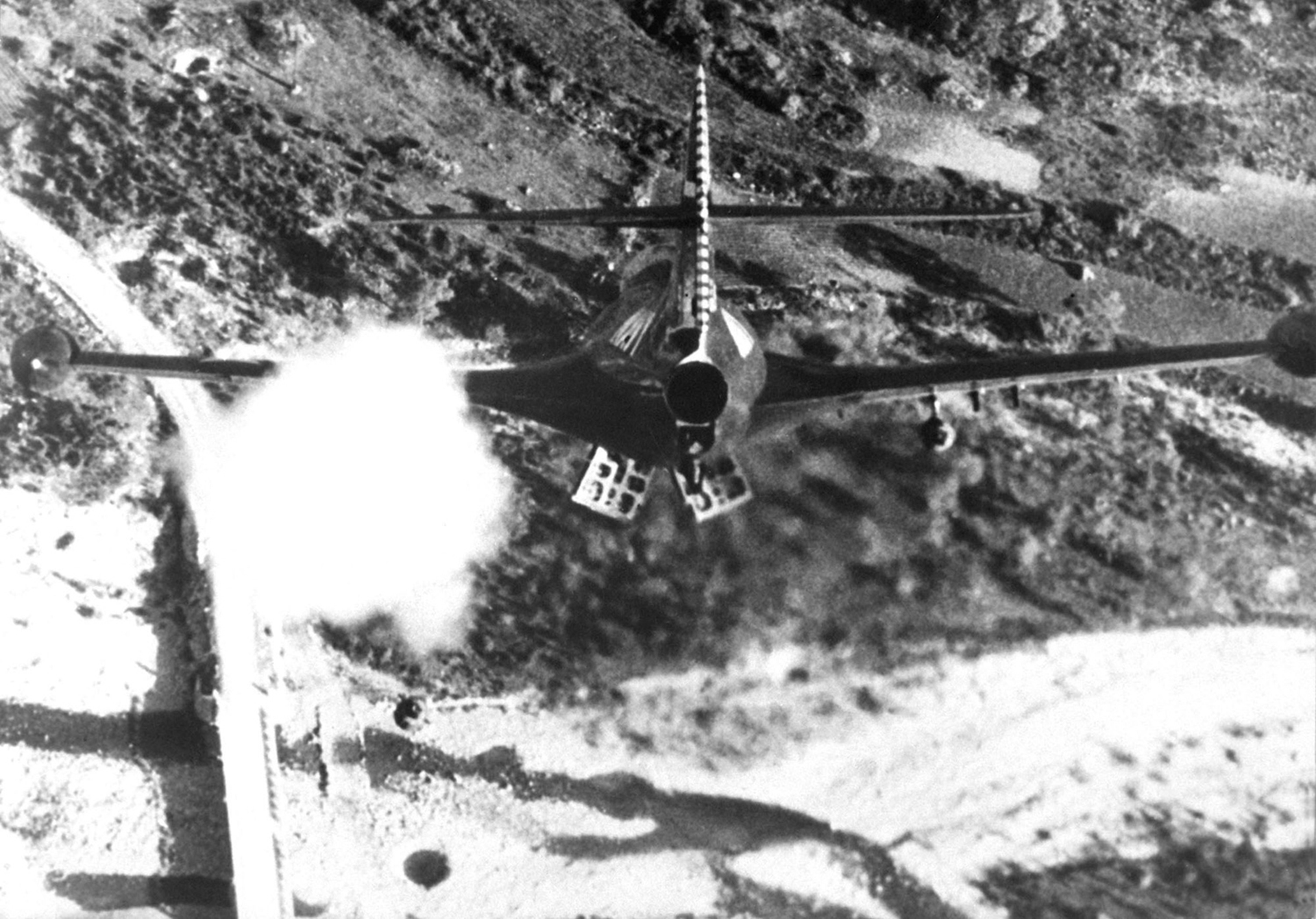 Un avión bombardeando un puente de Corea en noviembre de 1952 (Navy)