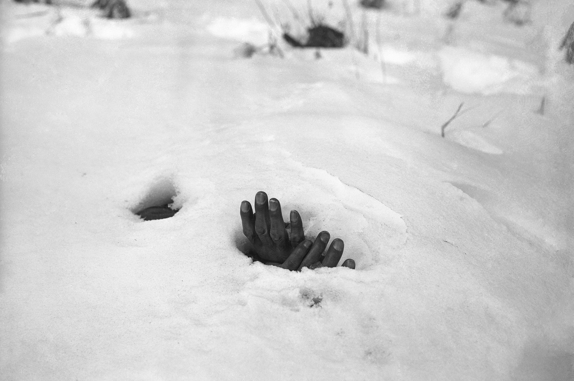 Un cadaver congelado se asoma entre la nieve (AP)