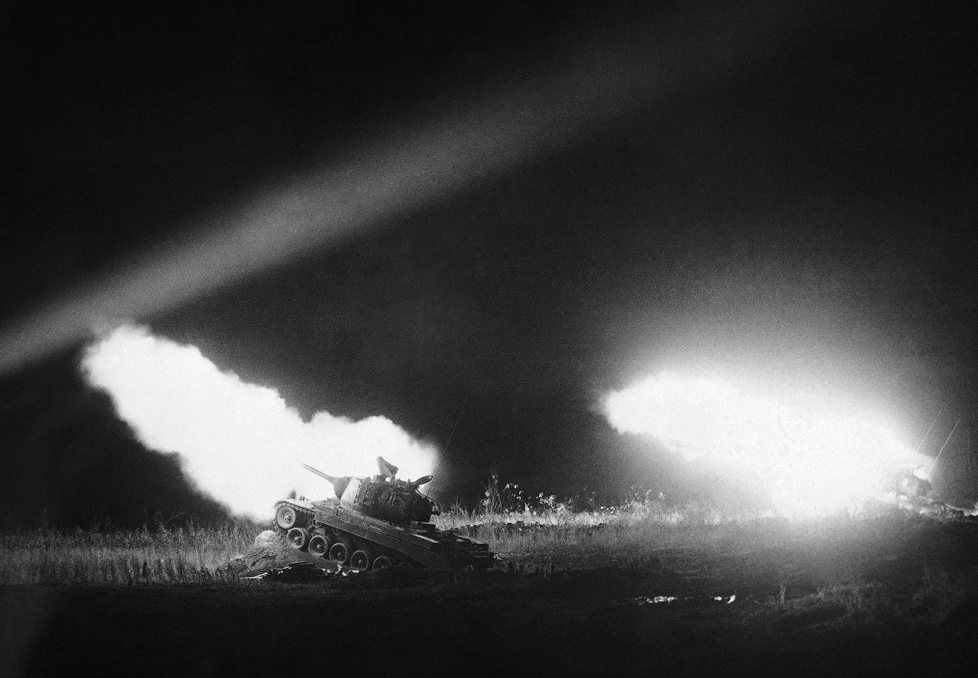 La devastación de los tanques ilumina la noche de Corea, 16 de enero, 1952 (AP)