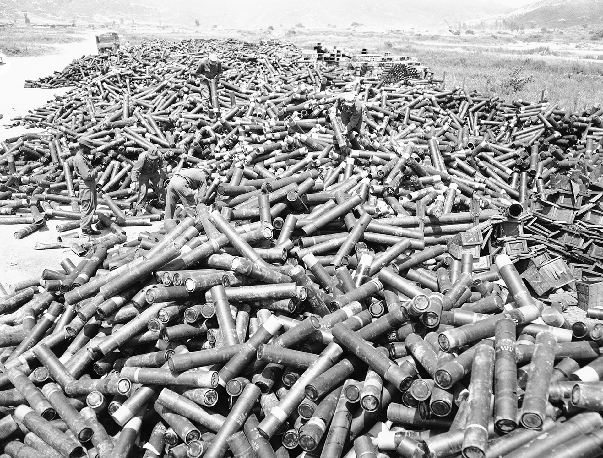 Una enorme cantidad de municiones vacias es recogida por los soldados (AP)