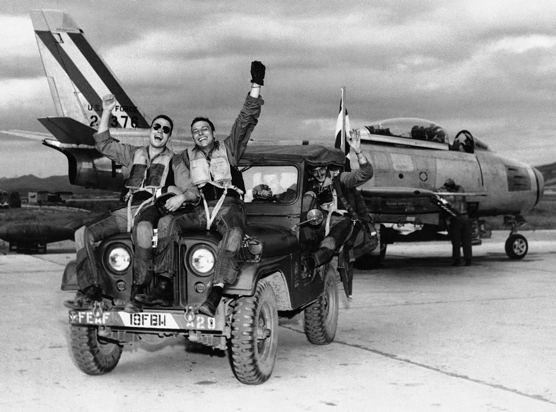 Pilotos festejando la firma del armisticio (AP)