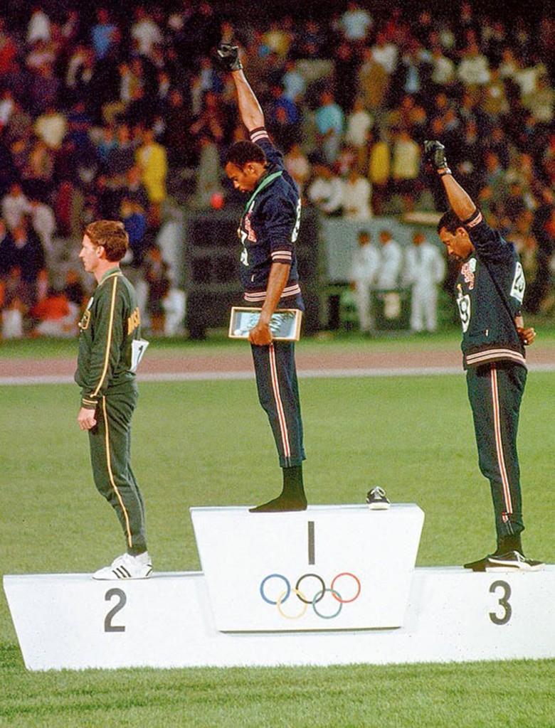Tommie Smith y John Carlos, descalzos, levantaron sus puños para inmortalizar su protesta