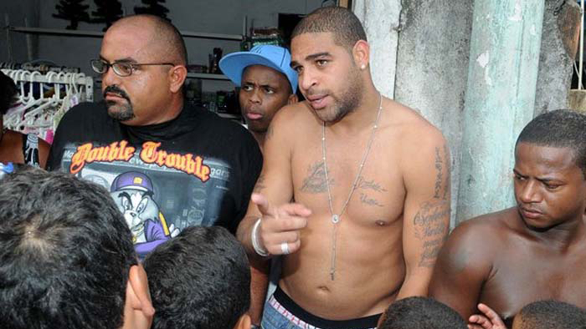 La nueva vida de Adriano: de estrella de la Selección de Brasil a vecino en una peligrosa favela - Infobae