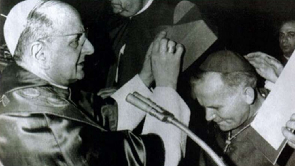 Monseñor Wojtyla recibe la ordenación cardenalicia de manos de Pablo VI (1967)