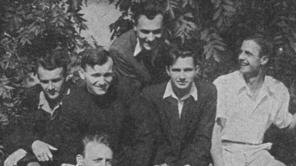 Karol Wojtyla, joven sacerdote (2º desde la izq)