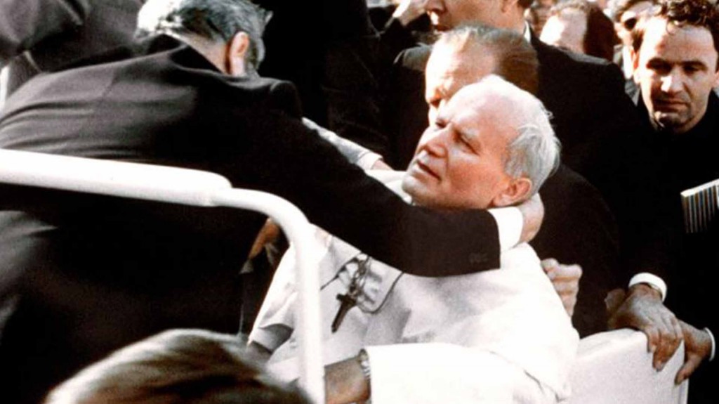 Juan Pablo II se derrumba en el papamóvil, herido de bala (1981)