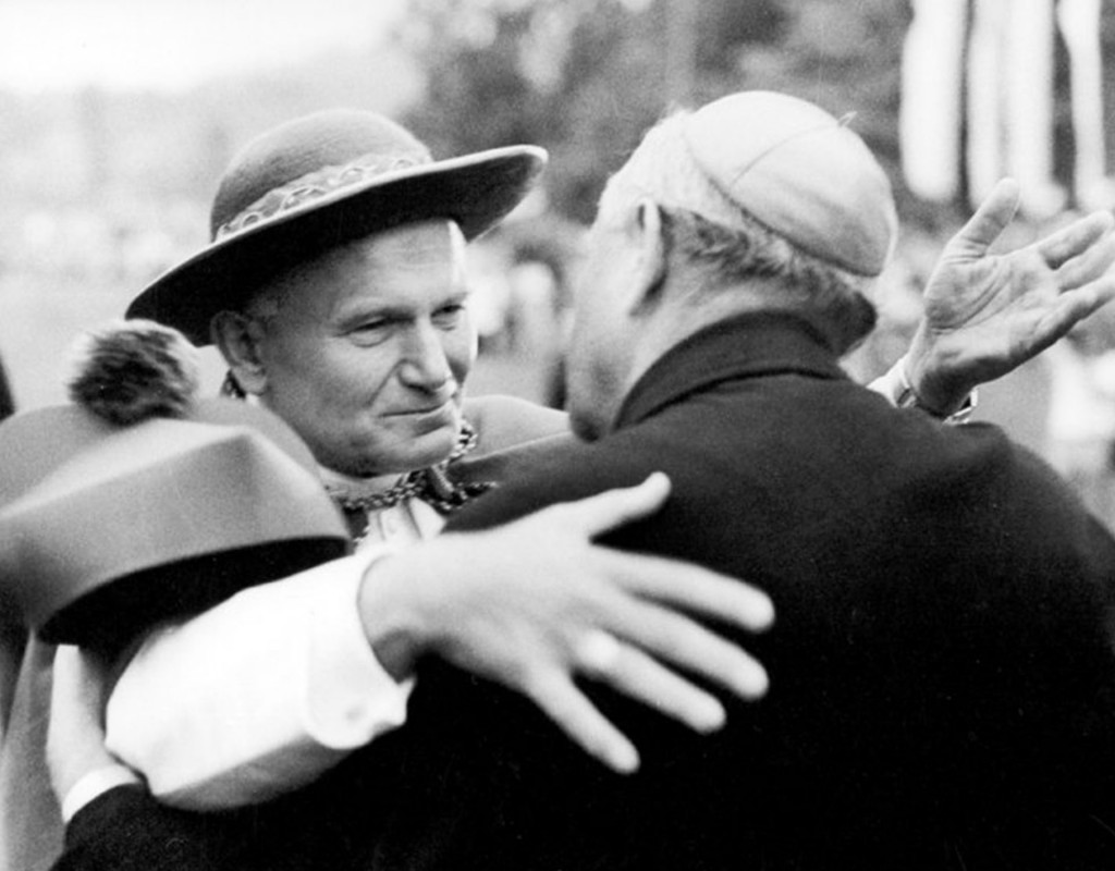 Karol Wojtyla fue llamado “el Papa viajero” y canonizado en tiempo récord