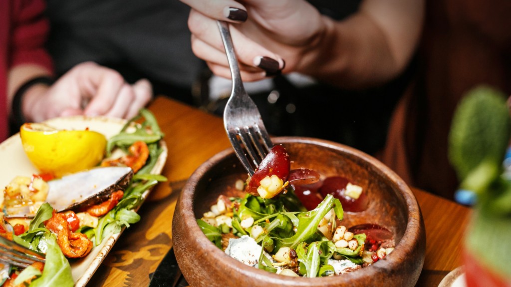 “Me daría mucho asco ver a mi novio comer un pollo. Probablemente no podría ni besarlo”, explica una de las participantes (Shutterstock)