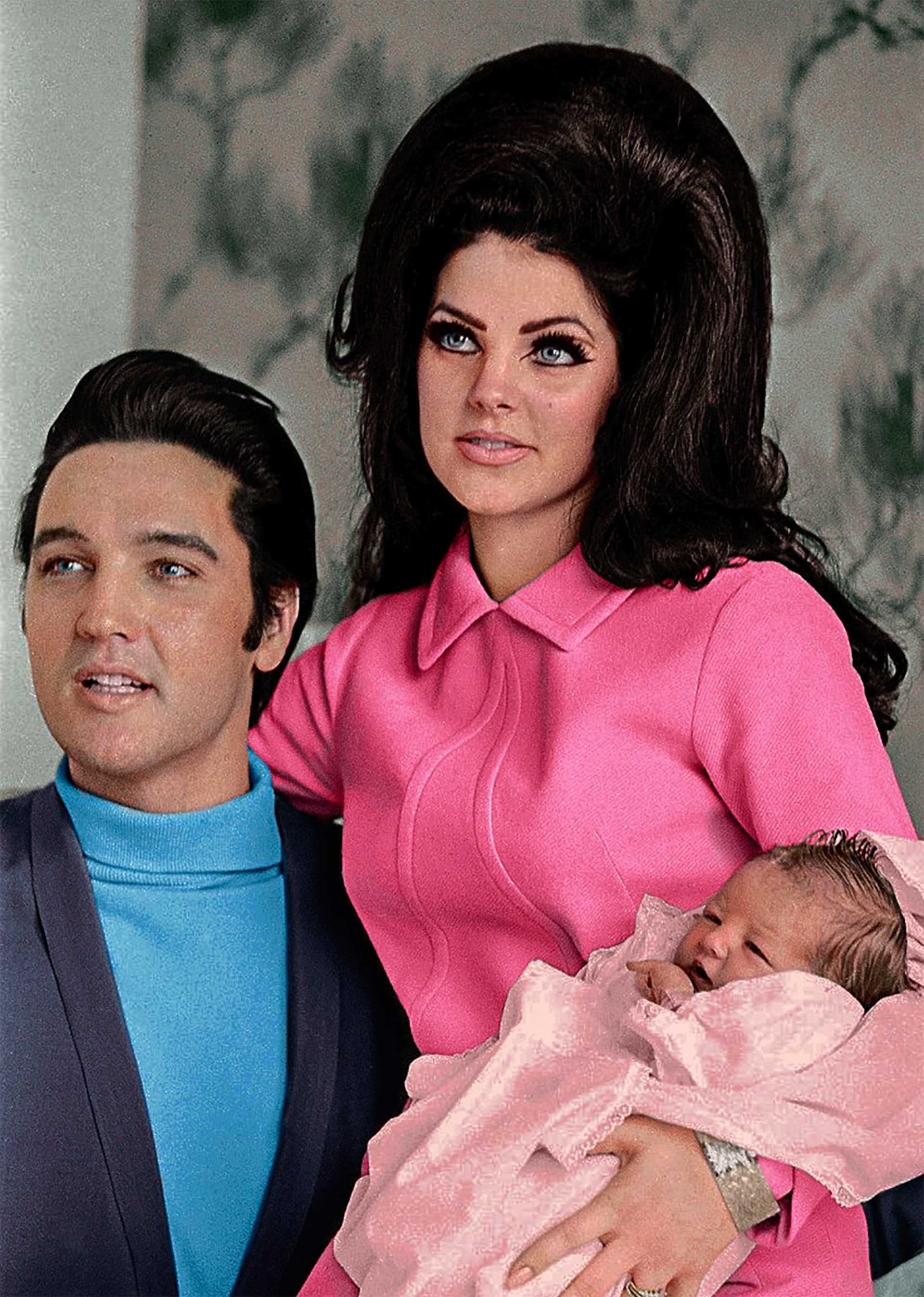 Elvis Presley y Priscilla Presley junto a su hija Lisa Marie