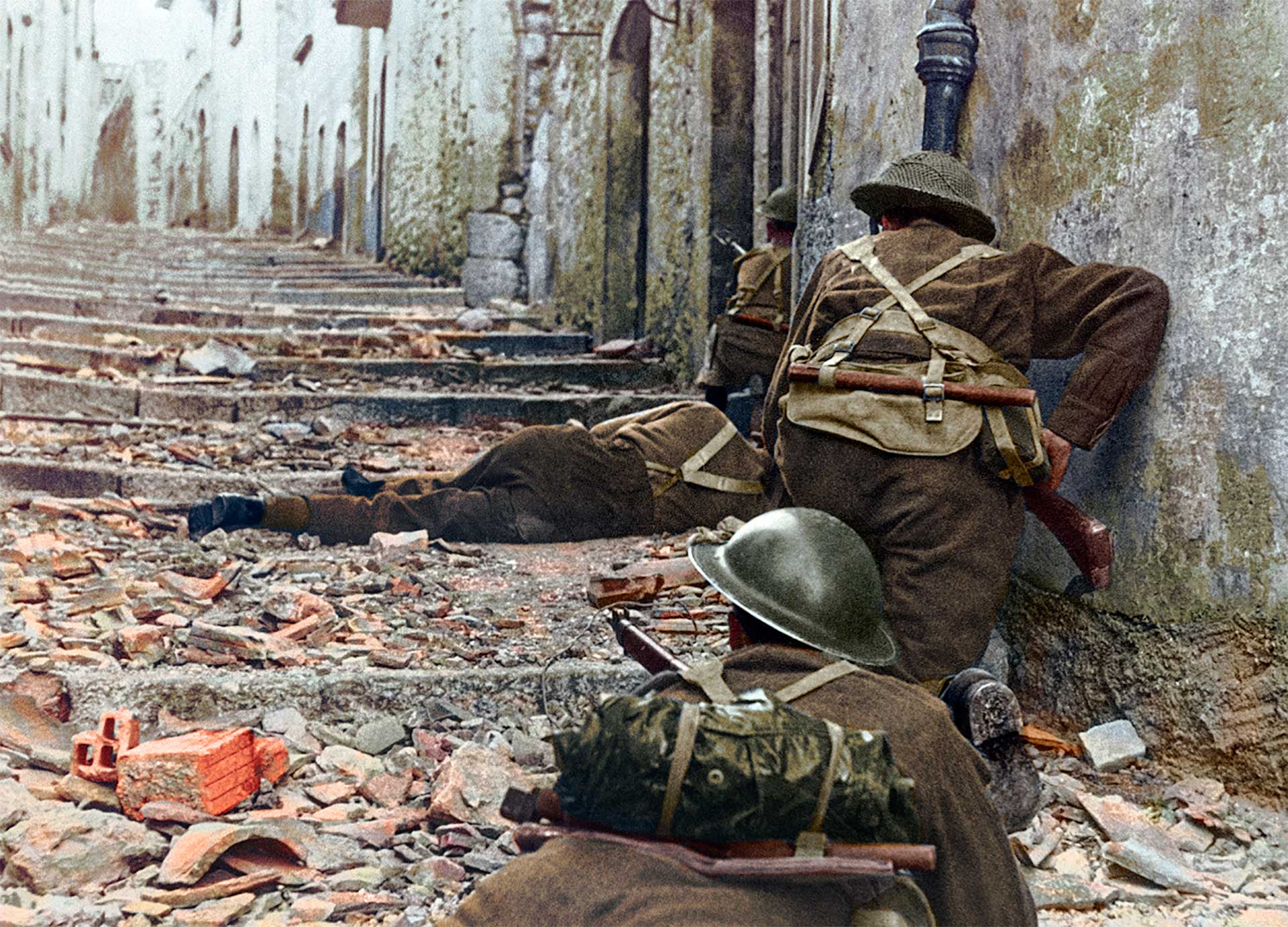La infantería canadiense avanza en Campochiaro, Italia, el 11 de noviembre de 1943. Uno de los soldados yace muerto