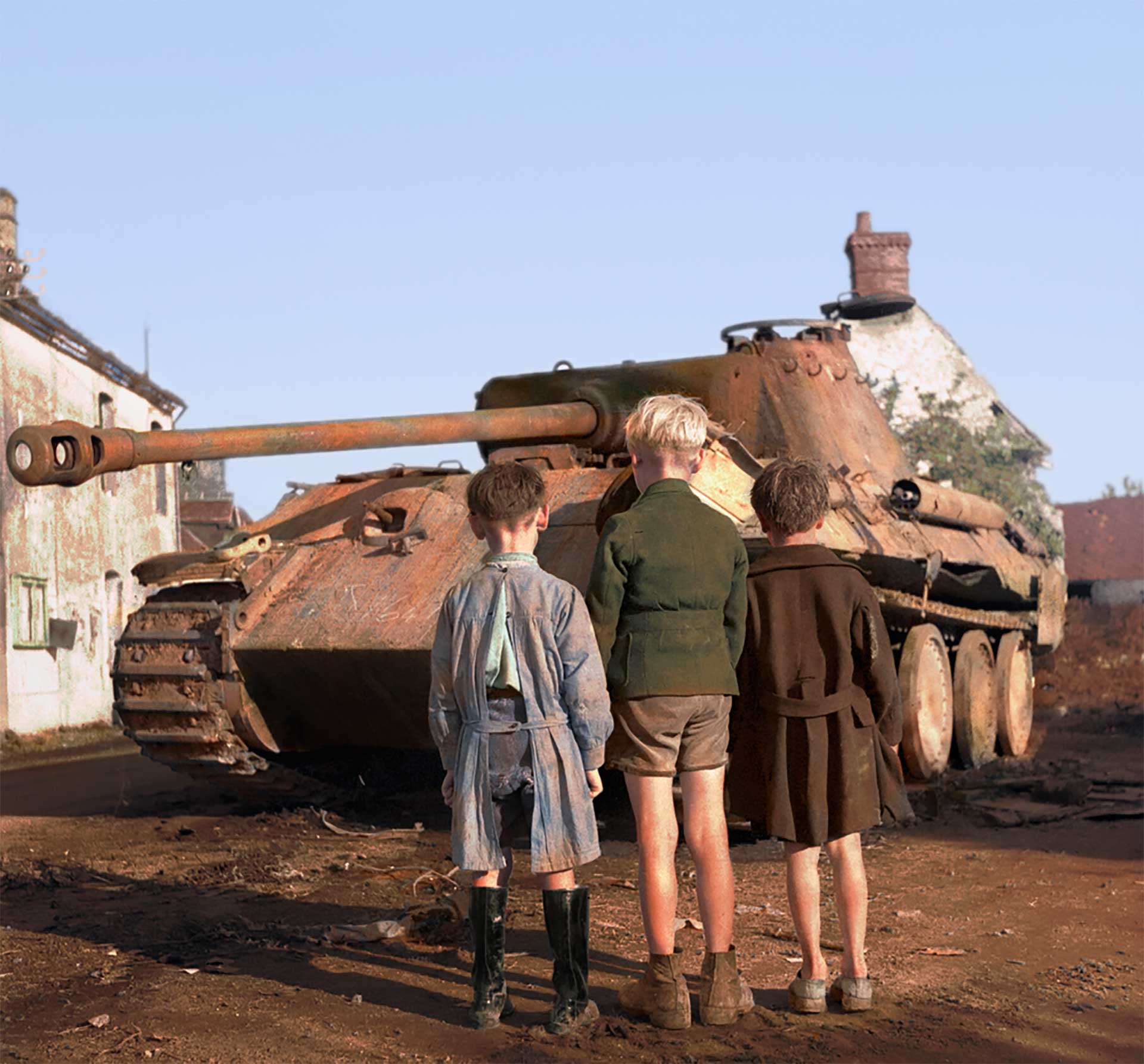 25 de agosto de 1944. Un tanque alemán Panther es observado por tres niños franceses en Falaise, en Normandía. Esa batalla fue fundamental para el cerco al ejército alemán.
