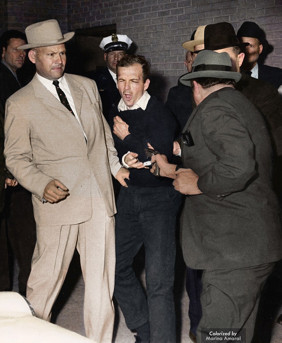 Lee Harvey Oswald es ejecutado mientras era trasladado por las autoridades al ser hallado responsable de asesinar al presidente John F. Kennedy. El verdugo de Oswald fue el empresario de la noche Jack Ruby, con sombrero en la fotografía. 22 de noviembre de 1963