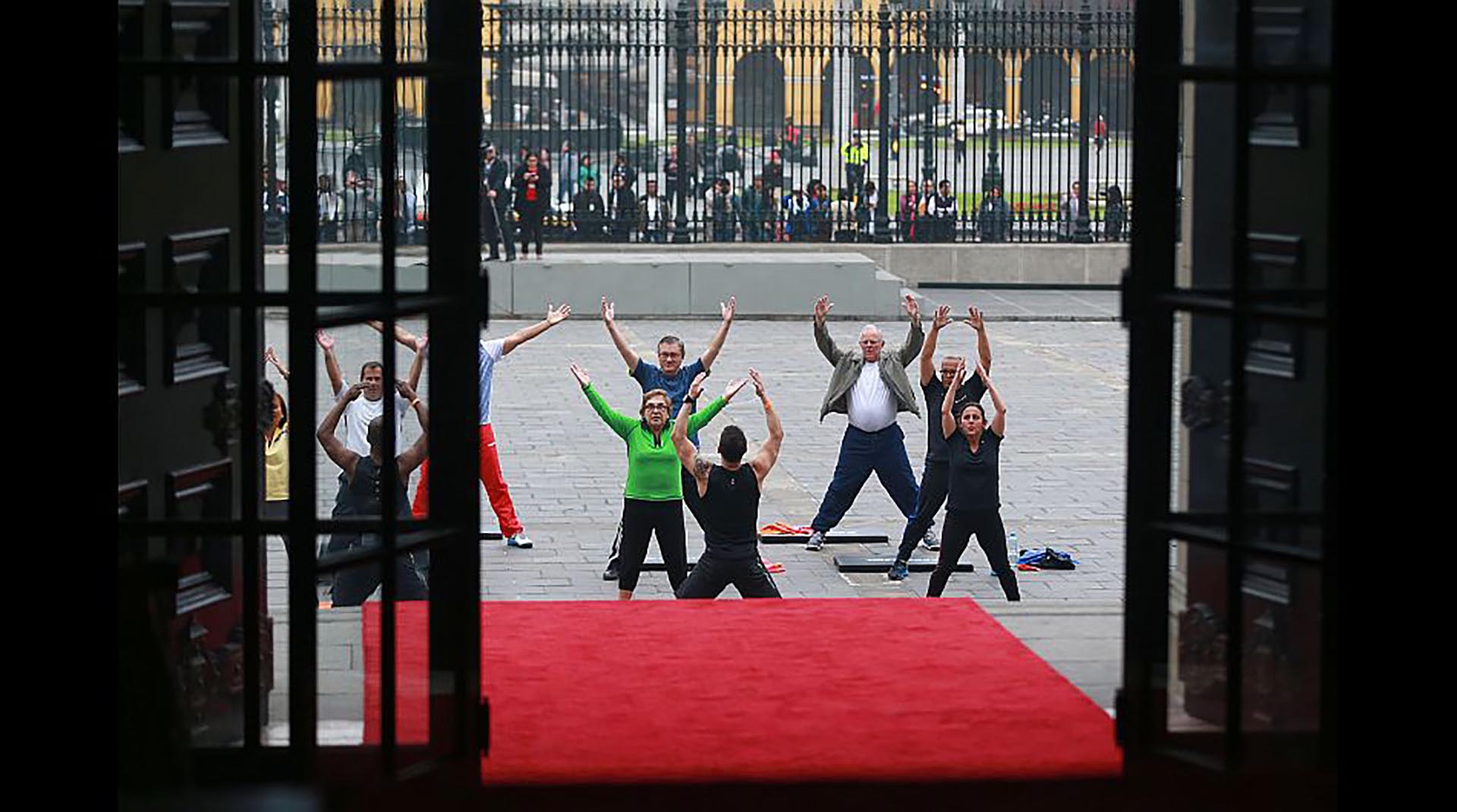 PPK sostuvo que “el deporte es bueno para todo” y que la gente mayor también puede realizar ejercicios fáciles (Presidencia Perú)
