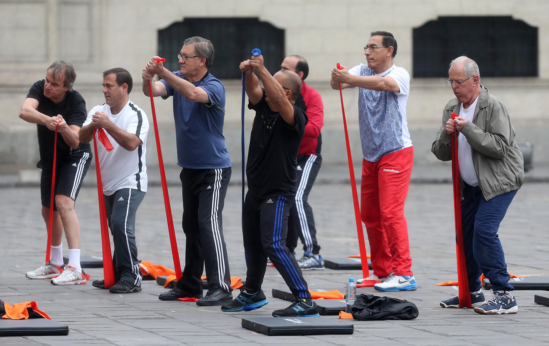 “Queremos promover la salud: ‘Mente sana, en cuerpo sano’, como dice el proverbio en latín”, afirmó Kuczynski a periodistas, vestido con ropa de deporte (EFE)