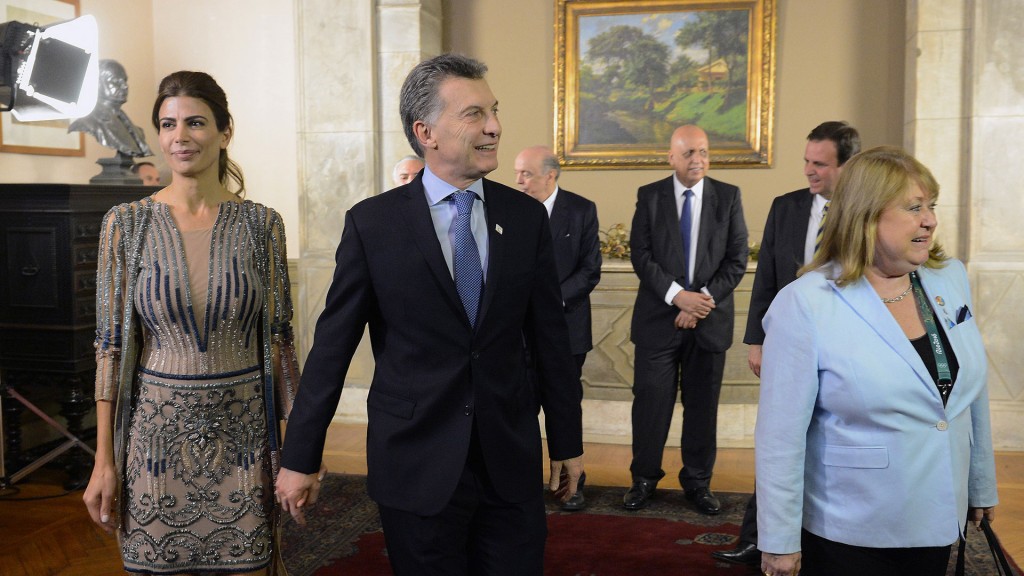 En Itamaraty , antes de la apertura de los JJOO de Río, Juliana Awada vestida por Adot, el presidente Macri y la Canciller Susana Malcorra fueron recibidos por el jefe de Estado de Brasil, Michel Temer.