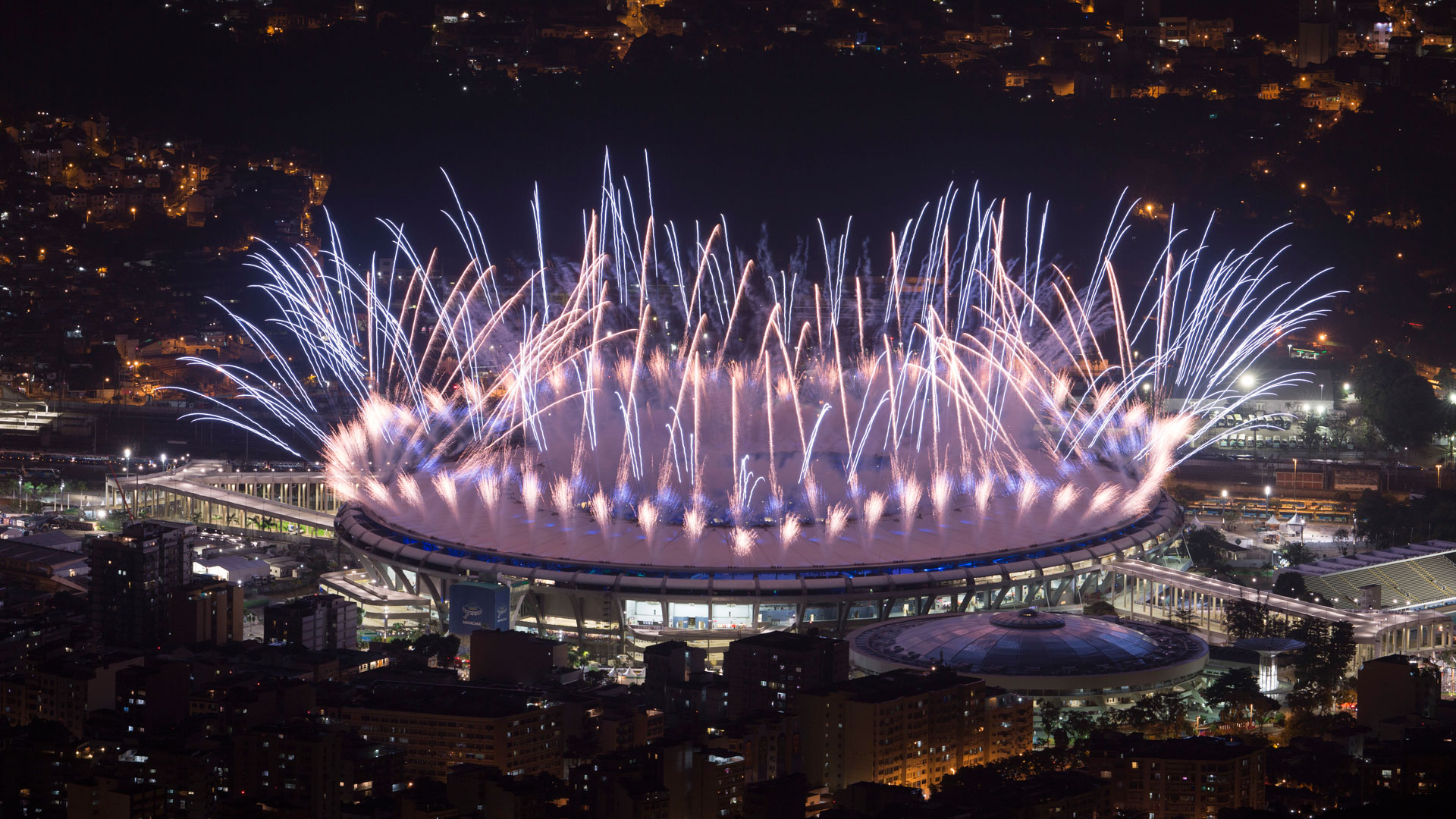 Los fuegos artificiales desde las afueras del Maracaná (AP)