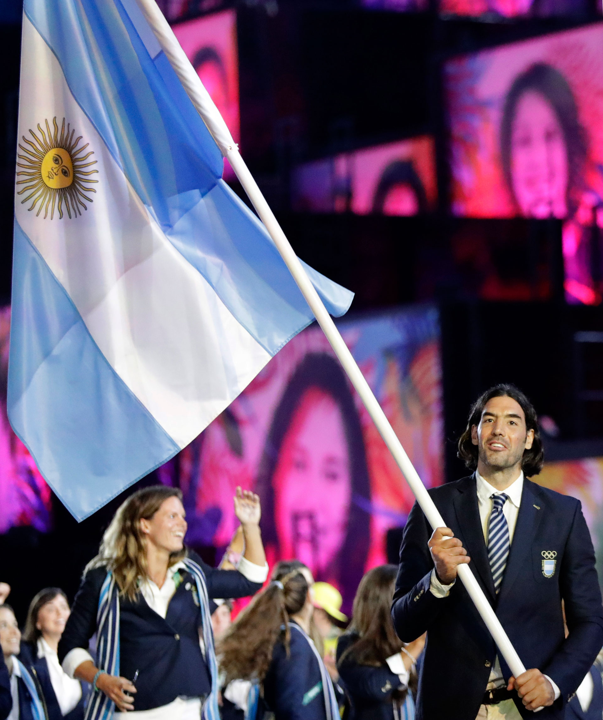 El basquetbolista Luis Scola fue el abanderado argentino (AP)