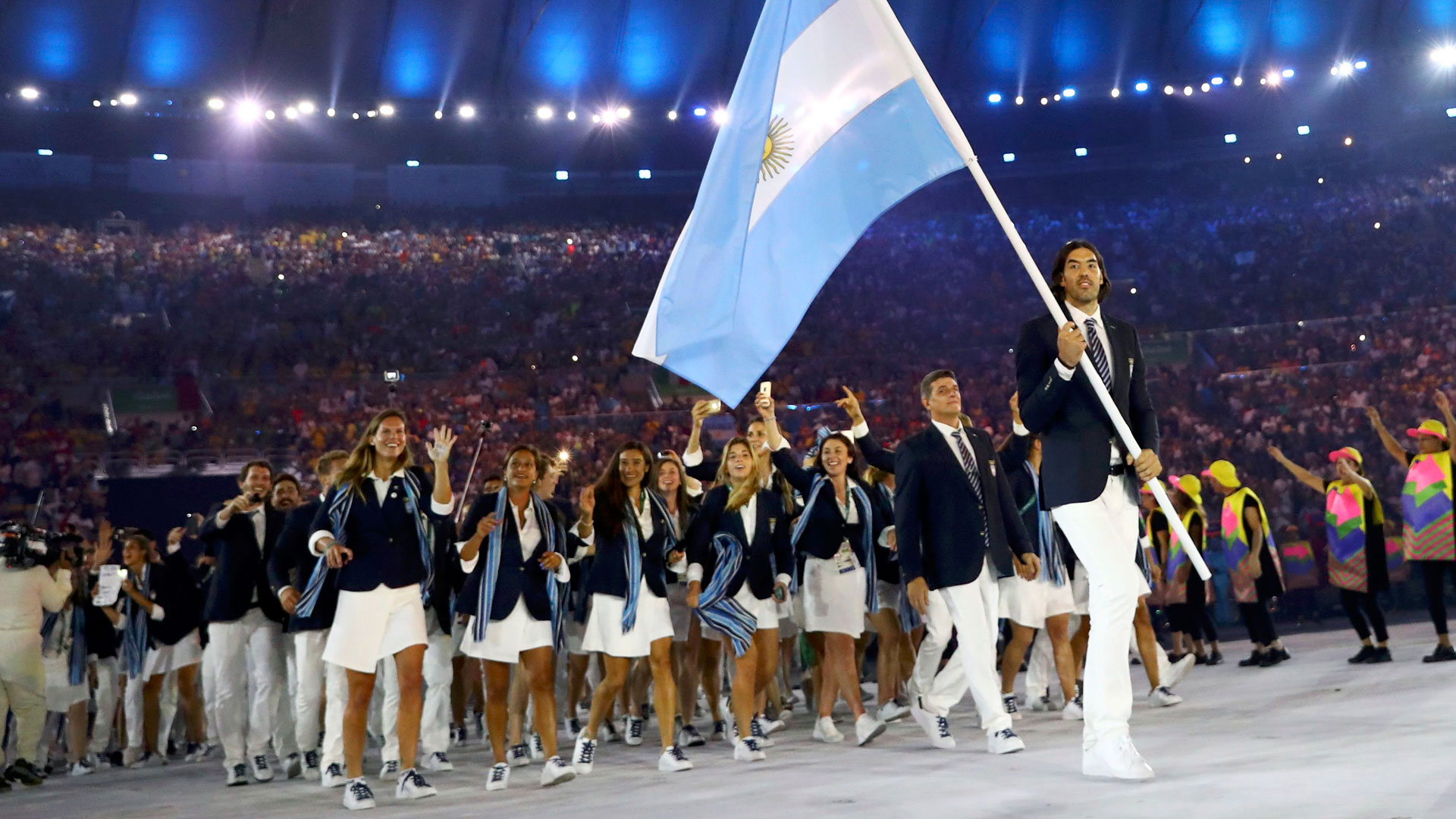 La delegación argentina desfiló en el estadio Maracaná (Reuters)