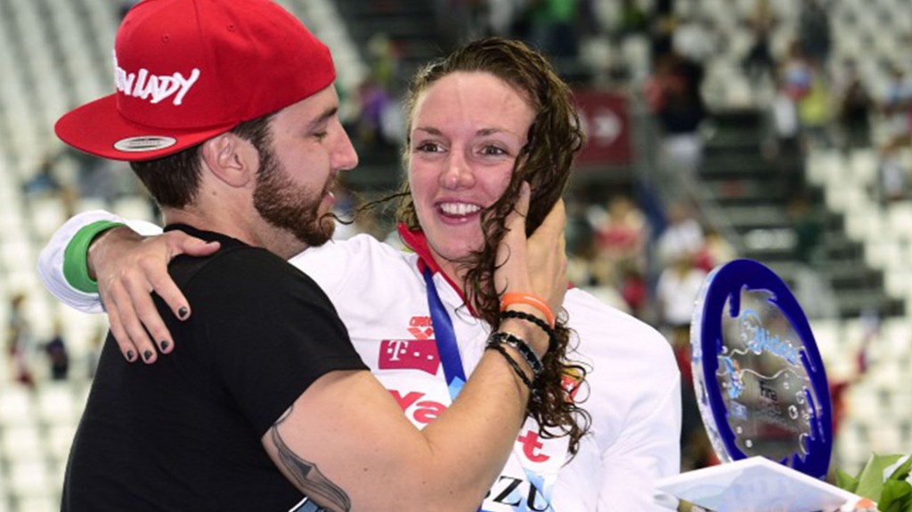 Shane Tusup abraza a su mujer Katinka Hosszu, a quien entrena desde 2012 (AFP)