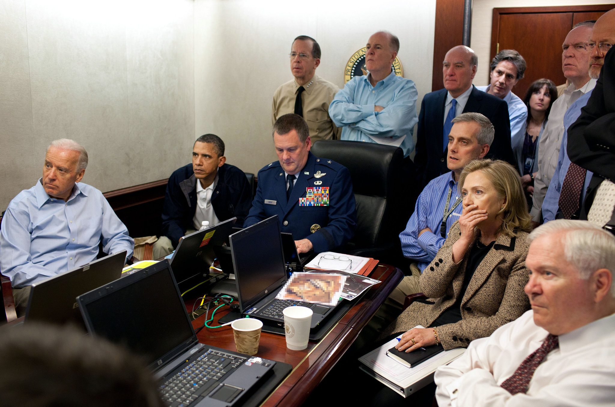 El entonces presidente Barack Obama junto a su vice Joe Biden y Hillary Clinton, entonces secretaria del Departamento de Estado, siguiendo en la sala de situación de la Casa Blanca la misión en la que dieron muerte a Osama Bin Laden en la noche del 2 de mayo de 2011 (Foto: AP)