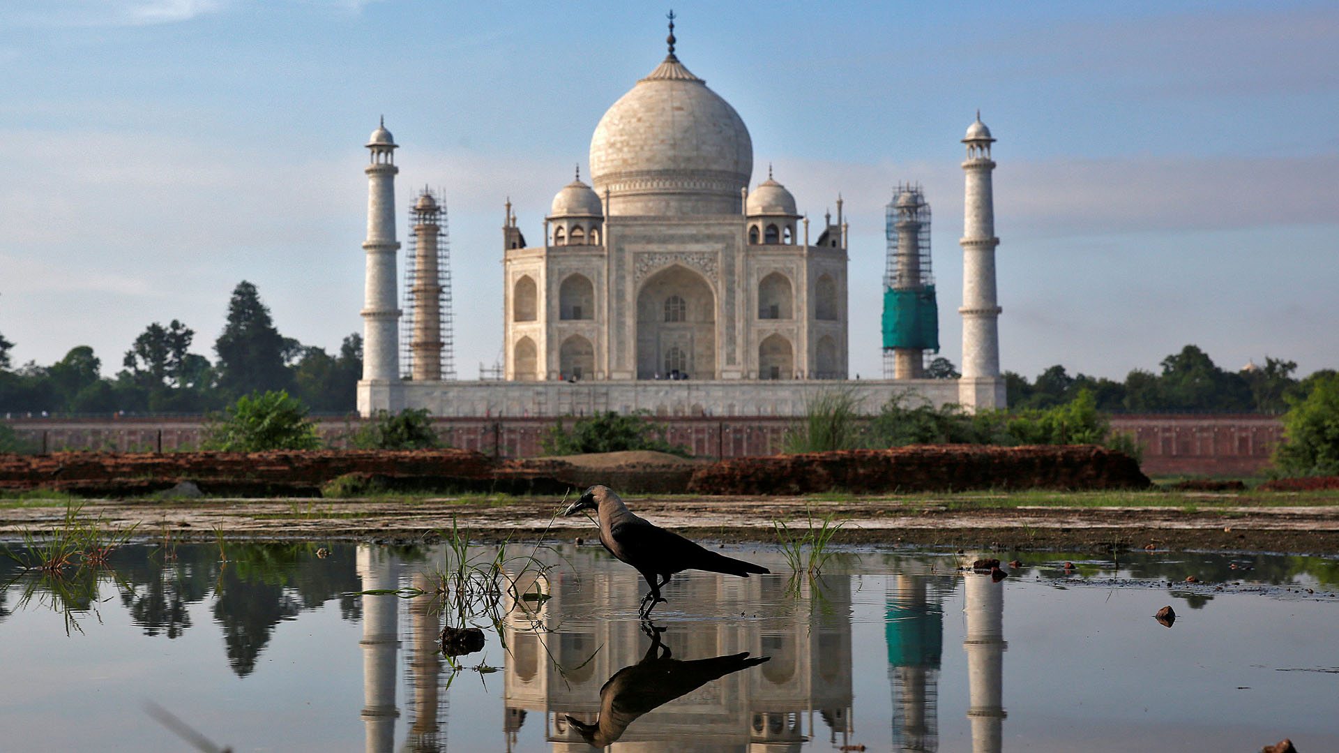 El complejo de edificios del Taj Mahal fue construido en el siglo XVII y es considerado una de las maravillas del mundo moderno. Más de dos millones de turistas por año recorren el monumento (REUTERS)
