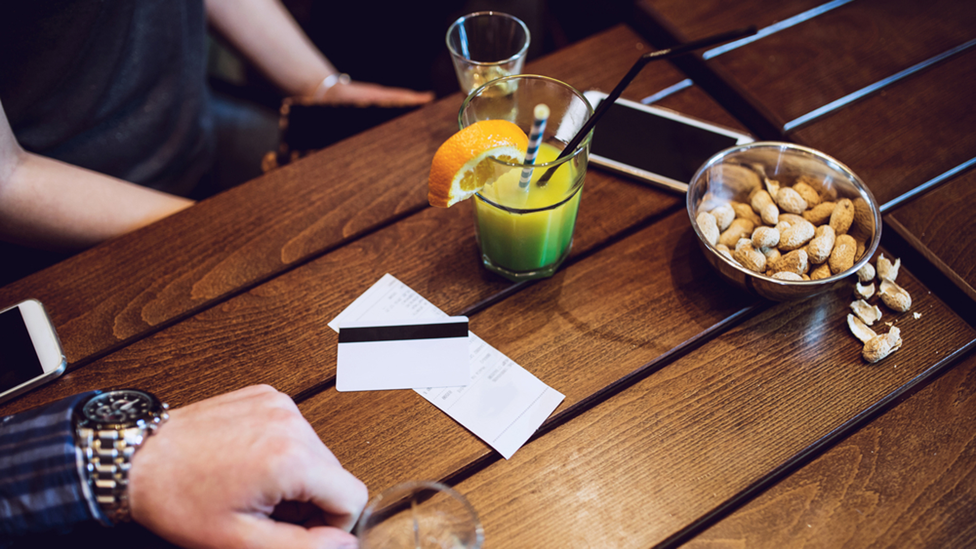 Algunos locales gastronómicos ponen un cargo extra para aquellos comensales que consuman una entrada y compartan entre ambos el plato principal (Shutterstock)