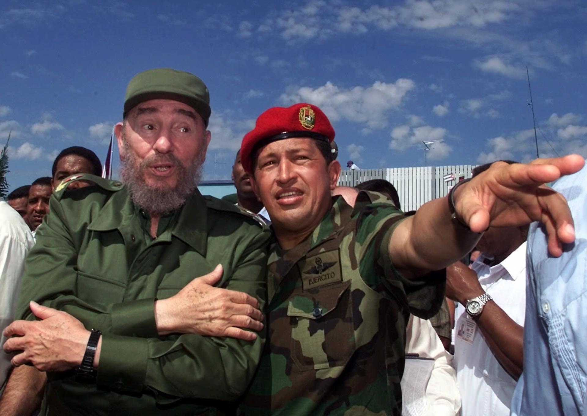 Hugo Chávez junto a Fidel Castro. Octubre, año 2000 (AP)