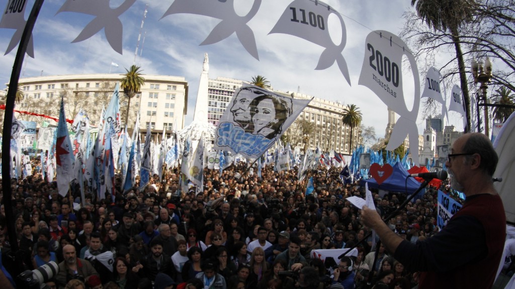 La última manifestación encabezada por Hebe de Bonafini coincidió con la ronda número 2000 de las Madres. El hecho convocó a una multitud de simpatizantes y activistas por los derechos humanos. (Nicolás Aboaf)