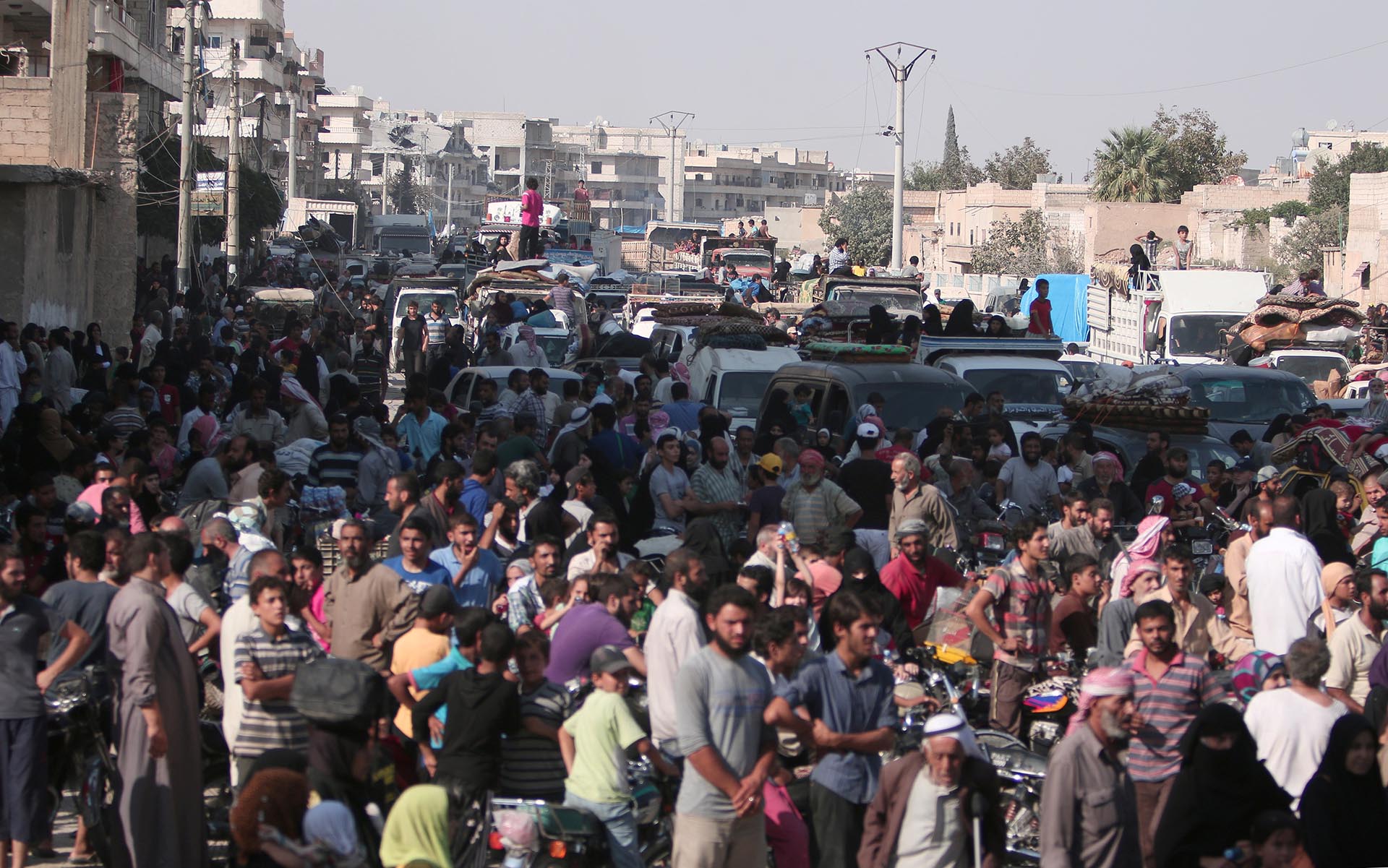 Cientos de civiles celebran la partida del Estado Islámico en Manbij, cerca de Alepo (Reuters)