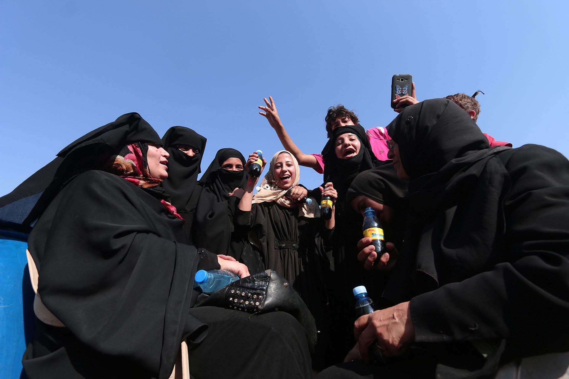 En Manbij todo es celebración y fiesta. Las mujeres ya no será tomadas como esclavas sexuales ni deberán usar obligadamente la vestimenta que ordenen los yihadistas (Reuters)