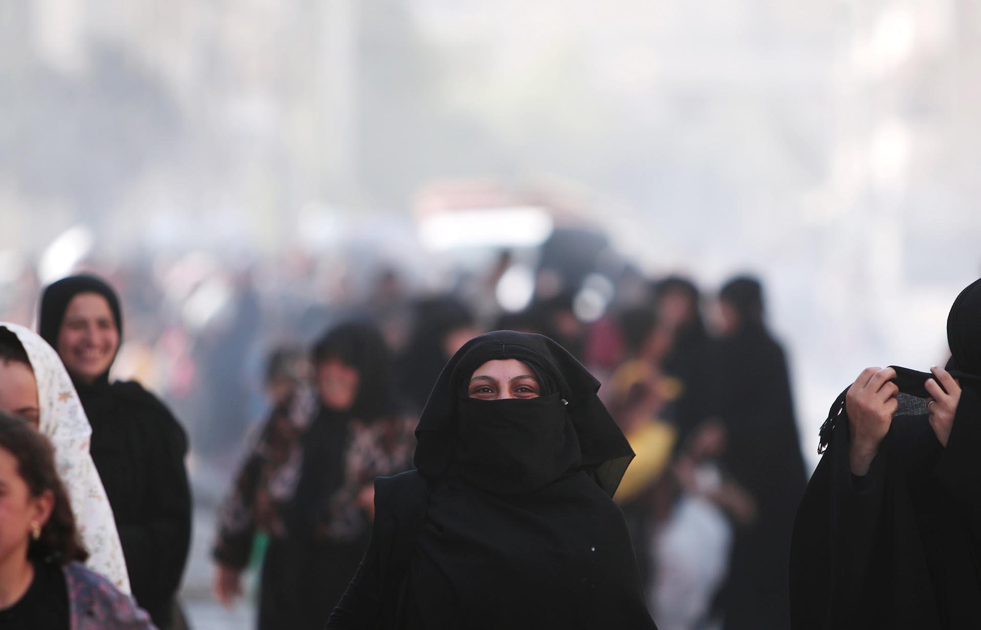Las mujeres comienzan a descubrir sus rostros, repletos de felicidad. Ya no serán víctimas de la brutalidad de los terroristas islámicos (Reuters)