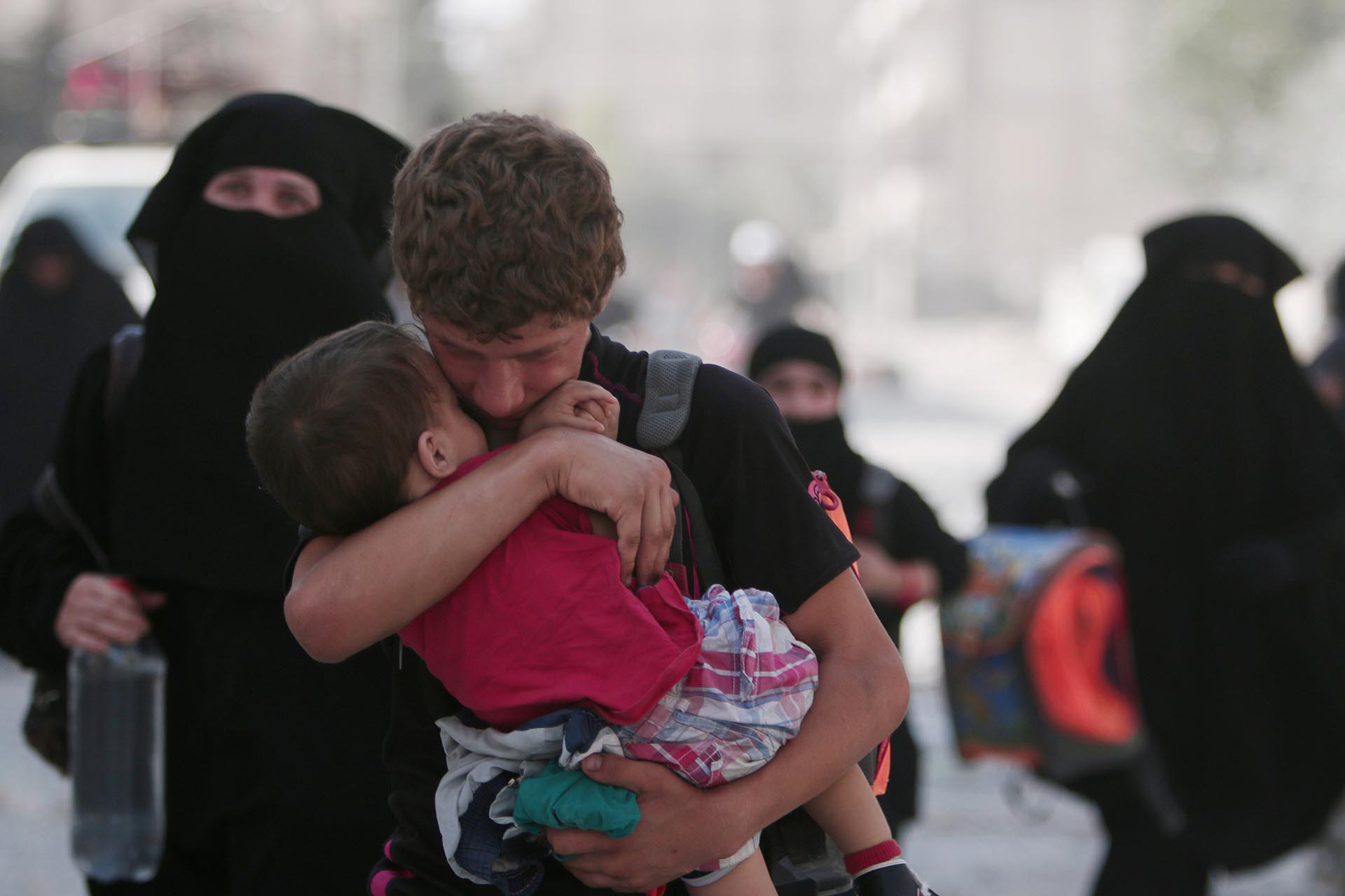 En su retirada, el Estado Islámcio utilizó a civiles como “escudos humanos”. Las Fuerzas Democráticas de Siria y los Estados Unidos terminaron con la pesadilla de la población (Reuters)