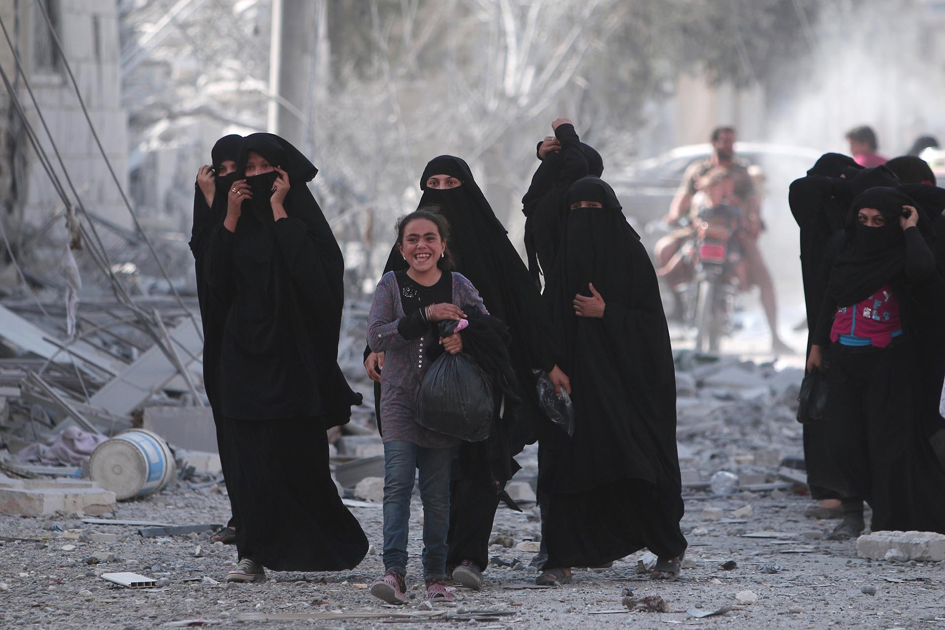 Una niña se muestra feliz por la noticia: ISIS ya no controlará las calles de Manbij (Reuters)