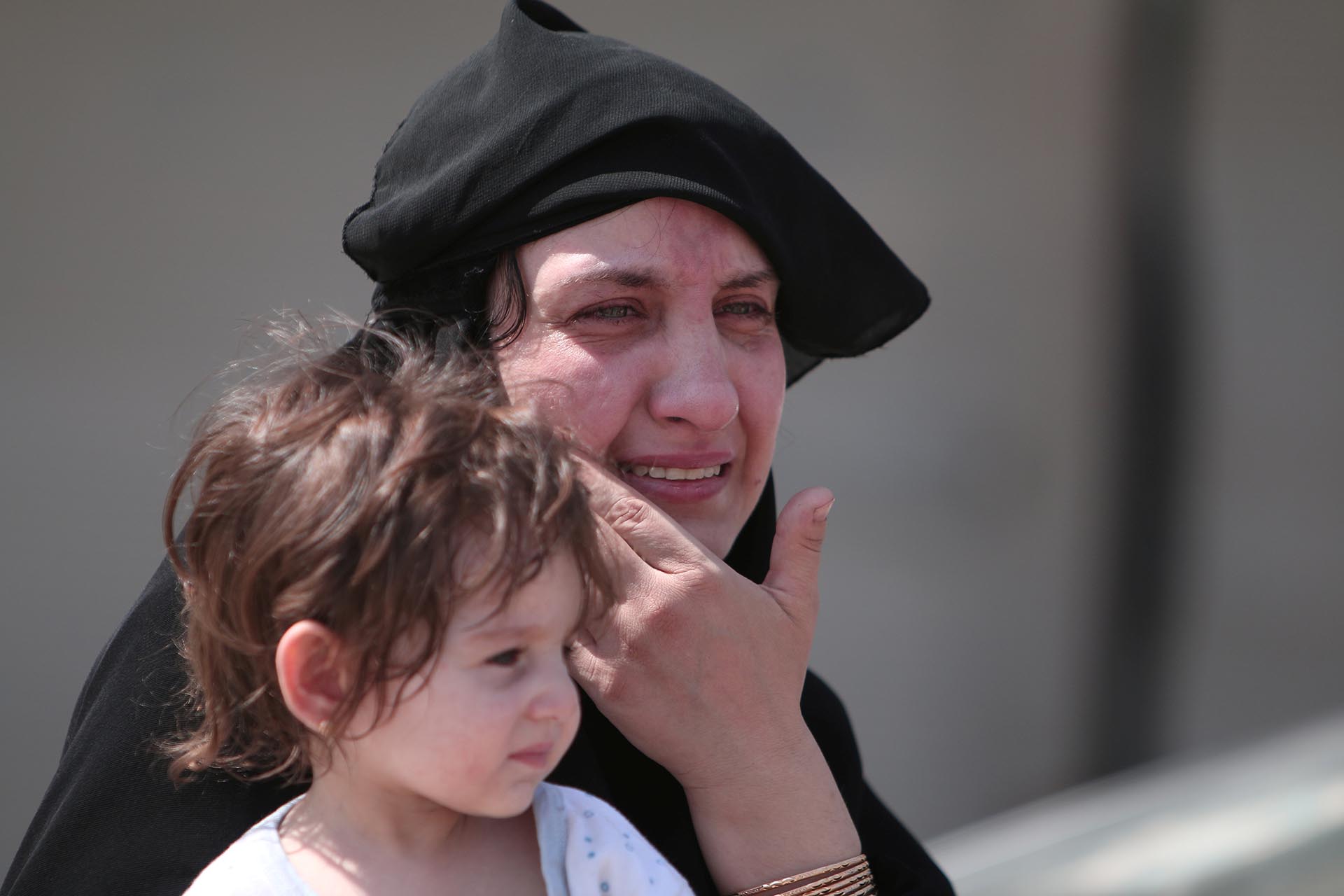 Una mujer deja al descubierto su rostro como forma de festejo al saber que los yihadistas no están más en su vecindario y que no se aplicará más la tenebrosa sharia (Reuters)